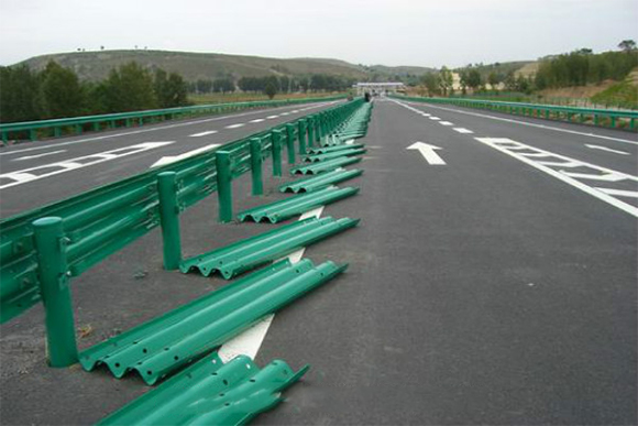 张家界波形护栏的维护与管理确保道路安全的关键步骤
